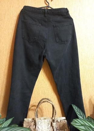 Черные базовые джинсы мом с рваностями5 фото