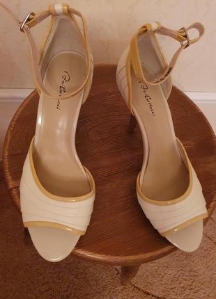 Босоножки, белые с желтым кантом 35,0-36,0