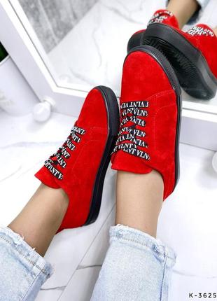 Натуральные замшевые красные кеды на черной подошве