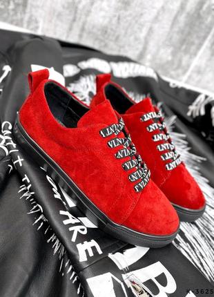 Натуральные замшевые красные кеды на черной подошве