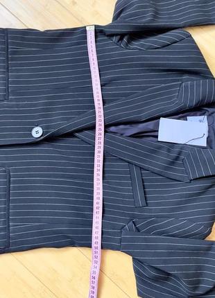 Черный пиджак в полоску с опущенными плечами5 фото