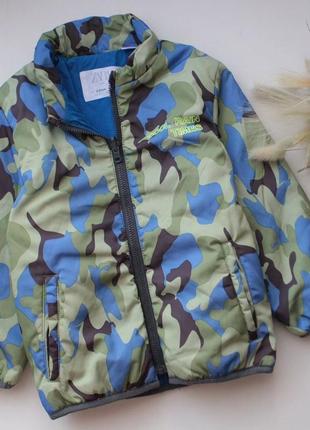 Легкая куртка на синтепоне zara в стильный принт