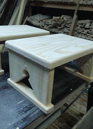 Прочный низкий табурет без покраски