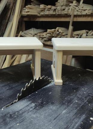 Прочный низкий табурет без покраски