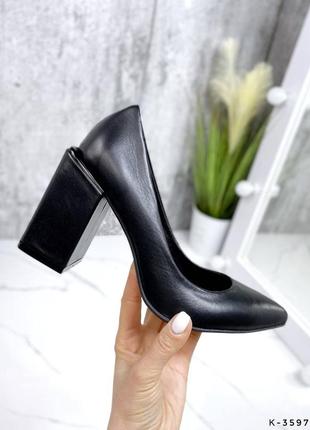 Натуральные кожаные черные туфли с острым носом на каблуке8 фото