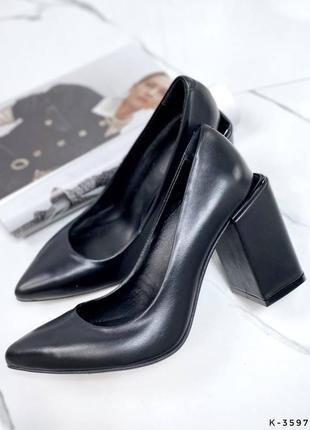 Натуральные кожаные черные туфли с острым носом на каблуке10 фото