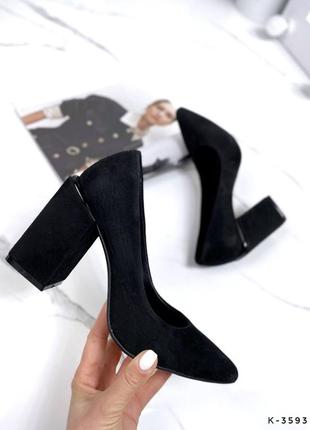 Натуральные замшевые черные туфли с острым носом на каблуке6 фото