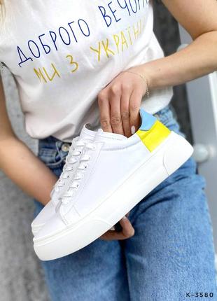 Натуральные кожаные белые кеды - кроссовки с желто - голубыми вставками2 фото