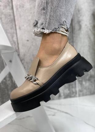 Натуральні шкіряні туфлі - лофери кольору мокко декоровані ланцюжком на чорній підошві