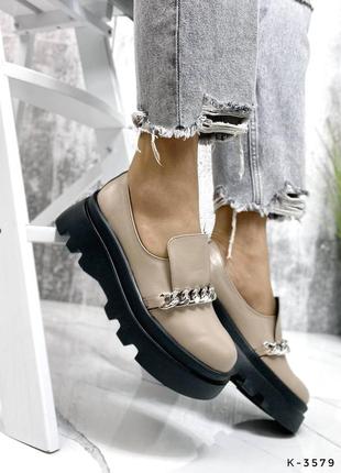 Натуральные кожаные туфли - лоферы цвета мокко декорированы цепочкой на черной подошве6 фото