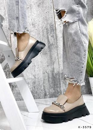 Натуральные кожаные туфли - лоферы цвета мокко декорированы цепочкой на черной подошве2 фото