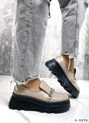 Натуральные кожаные туфли - лоферы цвета мокко декорированы цепочкой на черной подошве5 фото