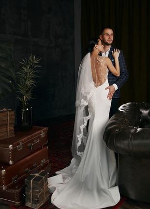 Весільна сукня з відкритою спинкою та шлейфом