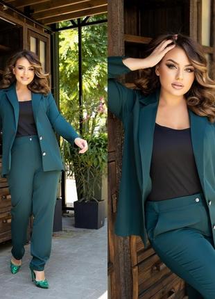 Стильный брючный костюм