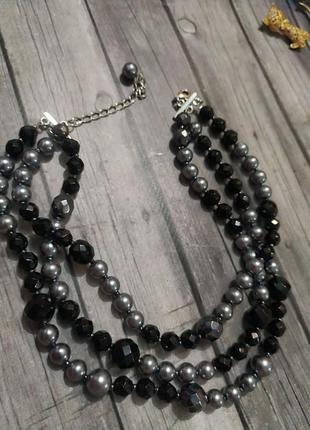 Трехрядное укороченное ожерелье имеет вес