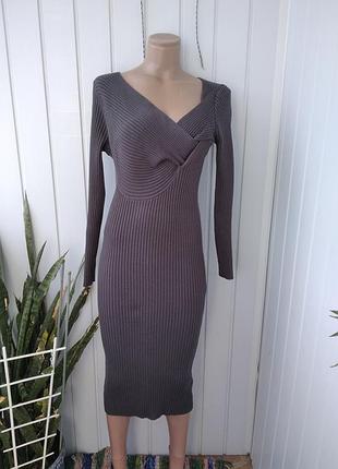 Платье в рубчик с интересным вырезом