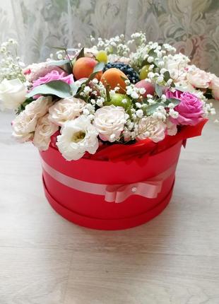 Коробочка с цветами и фруктами