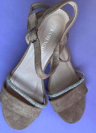 Женские бежевые босоножки на низком каблуке на лето - 40 размер2 фото