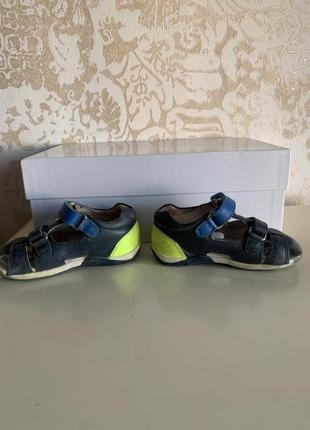 Босоножки кожаные на липучке  chicco p.23 /15 см