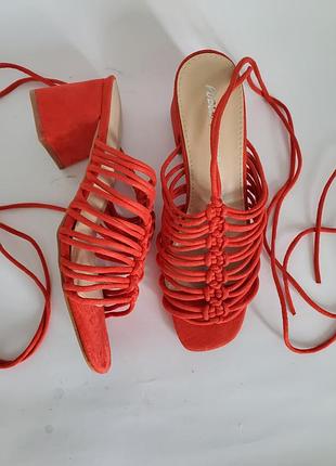 Женские босоножки на завязках от public desire