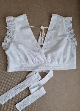 Кроп топ из прошвы с завязками на спине