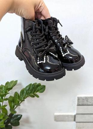 Демисезонные осенние ботинки для девочки чёрные лаковые с бантиком от jong golf