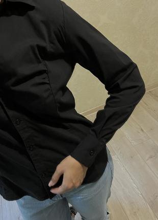 Приталенная рубашка черного цвета от бренда e.v.e3 фото