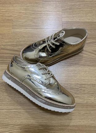 Стильные , золотые кожаные туфли , zara
