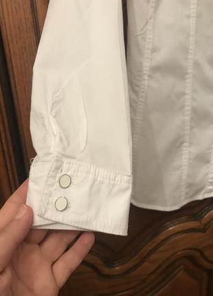 Белая,базовая рубашка с вышивкой.3 фото