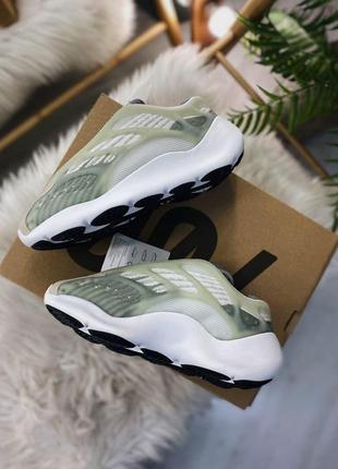 Женские кроссовки  adidas yeezy boost 700 v34 фото