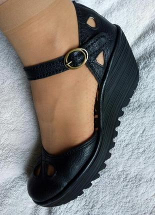 Черные кожаные босоножки сандалии туфли кожа танкетка платформа от fly london
португалия10 фото