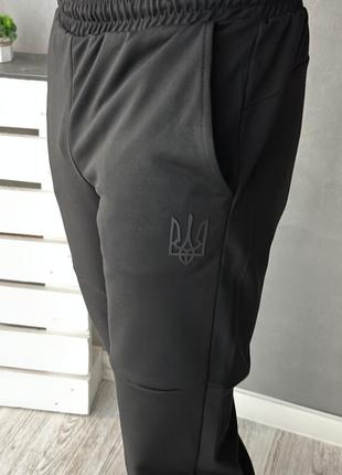 Чёрные спортивные штаны брюки на манжете с патриотичным принтом герб украины чорні спортивні штани з гербом україни2 фото