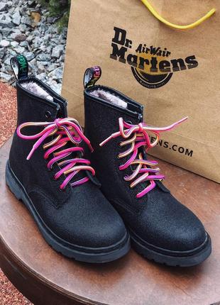 😍dr martens black fur😍жіночі черевики мартінс з хутром, зима чорні блискітки.