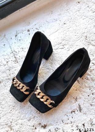 Натуральные замшевые невероятные черные туфли с квадратным носом декорированным цепочкой на каблуке3 фото