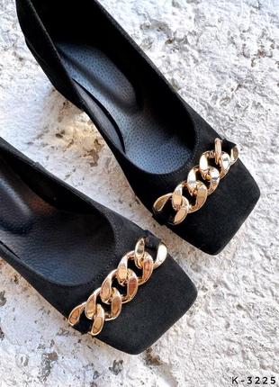 Натуральные замшевые невероятные черные туфли с квадратным носом декорированным цепочкой на каблуке5 фото