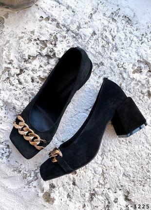 Натуральные замшевые невероятные черные туфли с квадратным носом декорированным цепочкой на каблуке2 фото