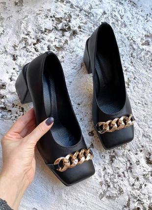 Натуральные кожаные черные невероятные туфли с квадратным носом декорированным цепочкой на каблуке