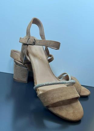 Женские бежевые босоножки на низком каблуке на лето - 37 размер