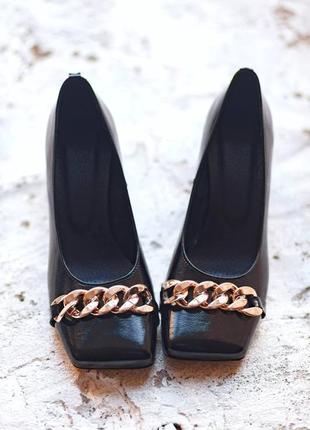 Натуральные кожаные лакированные черные туфли с квадратным носом декорированным цепочкой на каблуке7 фото