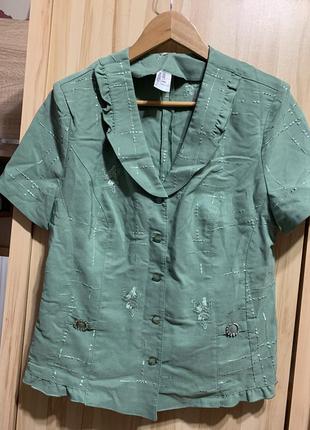 Женский костюм нарядный с юбкой.