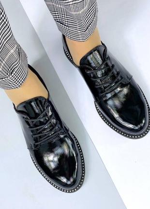 Натуральні шкіряні лаковані чорні туфлі на шнурівці2 фото