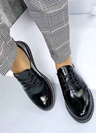 Натуральні шкіряні лаковані чорні туфлі на шнурівці3 фото