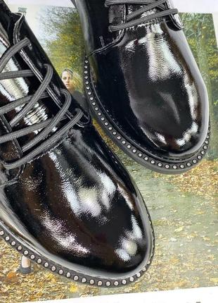 Натуральні шкіряні лаковані чорні туфлі на шнурівці10 фото