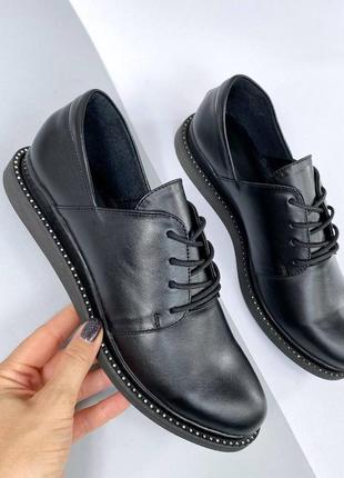 Натуральные кожаные черные туфли на шнуровке