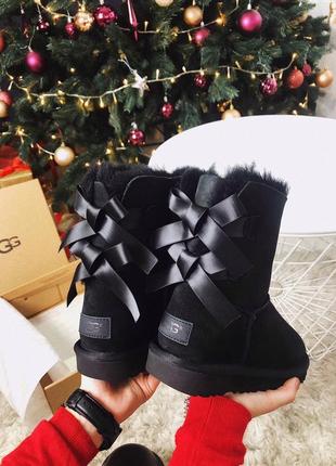 Женские замшевые чёрные высокие зимние сапоги/уги/угги с бантом ugg black 2 stripe2 фото