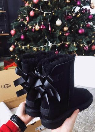 Женские замшевые чёрные высокие зимние сапоги/уги/угги с бантом ugg black 2 stripe3 фото