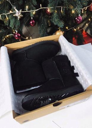 Женские замшевые чёрные высокие зимние сапоги/уги/угги с бантом ugg black 2 stripe4 фото