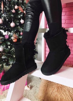 Женские замшевые чёрные высокие зимние сапоги/уги/угги с бантом ugg black 2 stripe8 фото