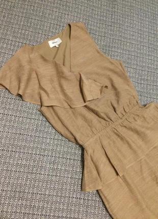 Платье красивое нежное бежевое с воланом без рукавов с баской