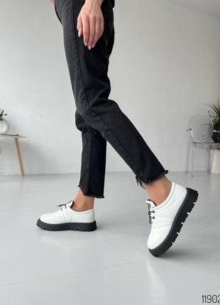 Белые кожаные стеганные туфли оксфорды на шнурках шнуровке толстой черной подошве6 фото
